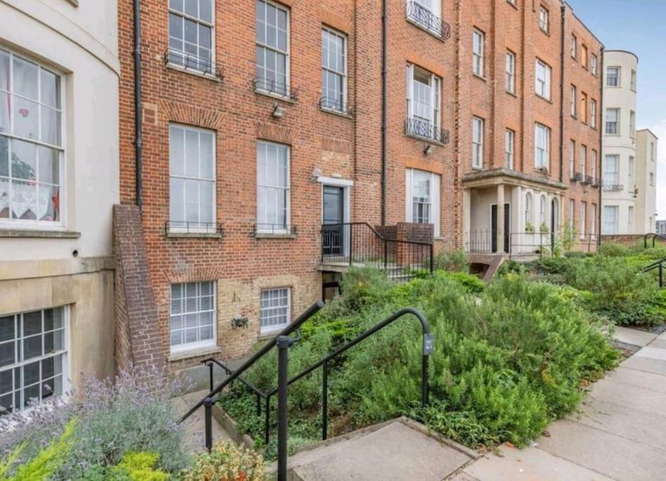 St Marg's Hideaway: Grade II Listed Luxury in Cheltenham's Heart Exterior photo